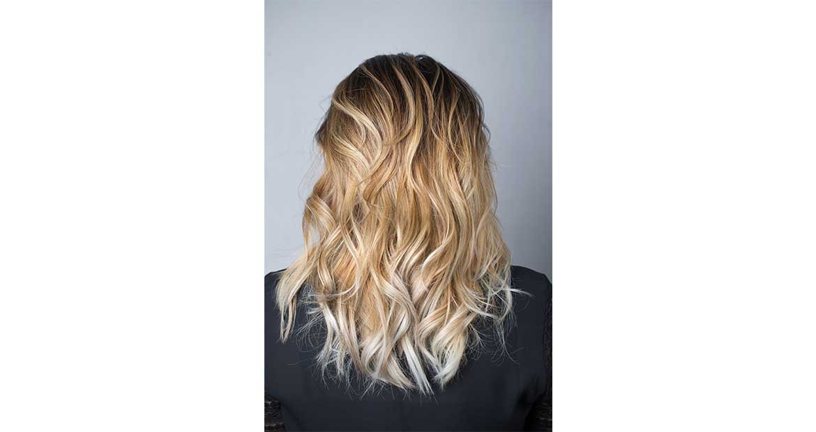 Mulher De Costas Com Cabelo Loiro